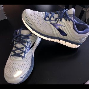 Brooks Beast 2018 size 10 wide (2e)